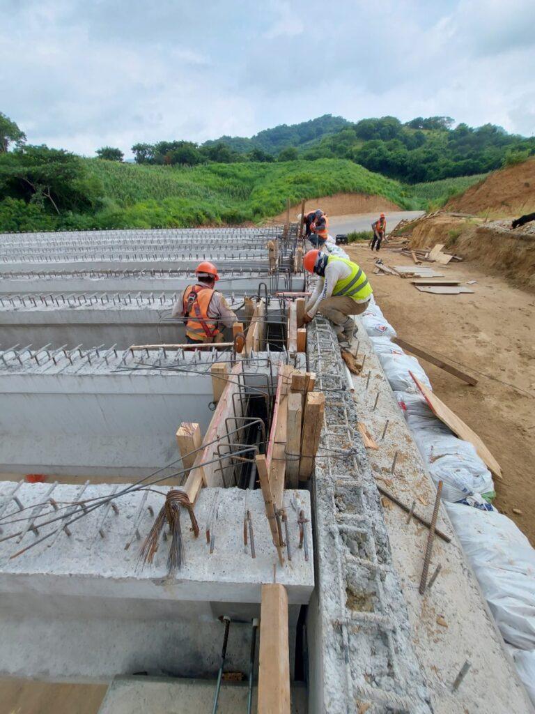 CONSTRUCCIÓN DEL PUENTE SANTA MARÍA COLOTEPEC KM 192+937; CONSTRUCCIÓN DEL ENTRONQUE SANTA MARÍA COLOTEPEC KM 193+119; CONSTRUCCIÓN DE LAS OBRAS DE ACCESO AL PIV UBICADO EN EL KM 184+900 Y; CONSTRUCCIÓN DE LAS OBRAS DE ACCESO AL PIV UBICADO EN EL KM 191+940, DE LA CARRETERA BARRANCA LARGA-VENTANILLA, fotografía 2